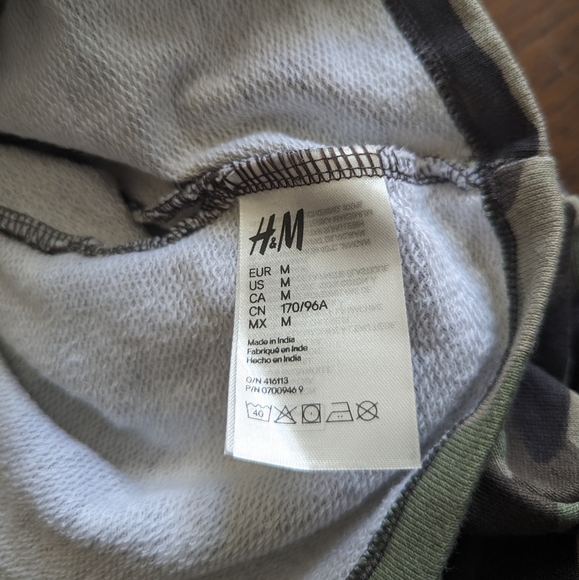 H&M Camouflage Cropped Hoodie (med) - Picture 5 of 5